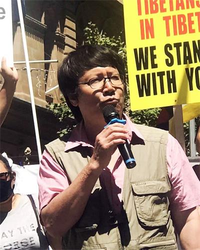 '图6:民政代表潘晴先生在集会上高声疾呼:“打倒中共(take down CCP!)”'