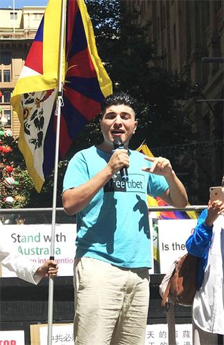 '图7:知名人权维护者德鲁·帕夫卢(Drew Pavlou)在集会上发言'