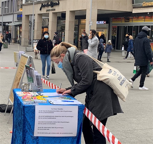 '图5~9:人们在了解了中共迫害法轮功的手段和活摘法轮功学员器官的实情后,签名支持制止迫害,解体中共。'