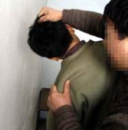 '酷刑演示:揪头发撞墙'