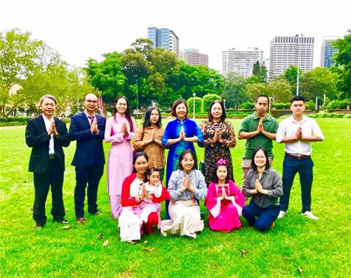 '图4:悉尼部份越南裔大法弟子恭祝师尊新年快乐!'