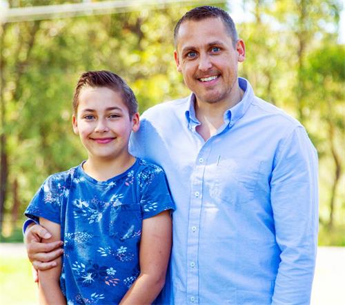 '图5:悉尼大法弟子亚历山大·尼尔森(Alexander Nilsen)和大法小弟子儿子法宝(FaBian)衷心感恩师父,祝福师父新年快乐!'