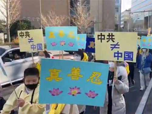 '图4~6:集会结束后,由天国乐团引领,举办游行。'