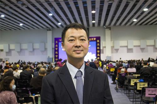 图6：来自高雄，在大<span style='max-width:0px!important;margin-left:-4px;color:#eee!important;'>.</span>纪<span style='max-width:0px!important;margin-left:-4px;color:#eee!important;'>.</span>元<span style='max-width:0px!important;margin-left:-4px;color:#eee!important;'>;</span>媒体工作的李先生：“很受触动的是同修的‘坚持’和‘实修’。”