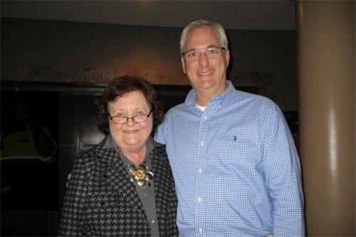 '图5:阿拉巴马州格尔夫海岸市展现(Gulf Shores)市政府娱乐与文化事务总监、公共信息官格兰特·布朗(Grant Brown)和母亲一同观看了二月十一日的神韵的演出。'