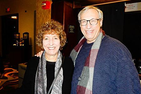 '图7:犹太拉比(Rabbi)艾伦·莱夫科维茨(Alan Lefkowitz)和太太乔迪·莱夫科维茨(Jody Lefkowitz)观看神韵后都非常激动。他说:“演出充满了神性,令人震撼,直触心底。”'