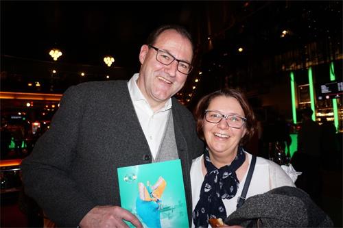 '图9:二月十五日晚,德国准将弗兰克·赖兰德(Frank Reiland)跟太太一同观看了美国神韵巡回艺术团在德国科隆圆顶音乐厅(COLOGNE Musical Dome Köln)的神韵演出。'