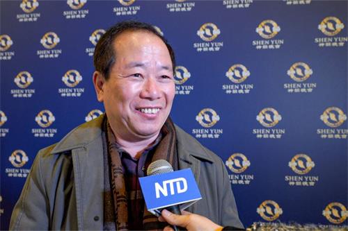 '图10:二零二零年二月十一日晚,韩国釜山KBS编成制作局室长李东永观赏美国神韵纽约艺术团在韩国蔚山文化艺术会馆的演出。'