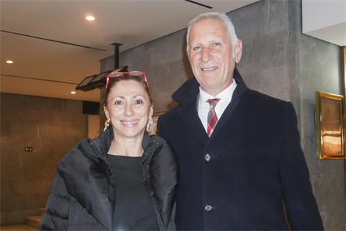 图1:前意大利甲级联赛门将、尼日利亚国家足球队守门员教练恩里科·皮奥内蒂(Enrico Pionetti),和太太艾丽莎贝塔·歌塔(Elisabetta Gotta)看了一月二十三日的演出。