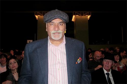 图2:宝莱坞大型舞蹈公司的董事总经理莫妮·潘加利(Moni Pangali)观看了二零二零年一月十七日神韵国际艺术团伦敦Eventim Apollo剧院的演出。