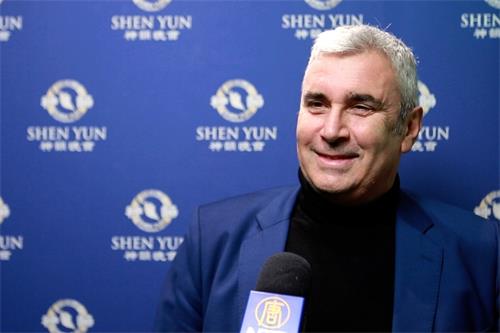 图5:著名魔术师马文·贝格斯(Marvin Berglas)于二零二零年一月十七日在伦敦Eventim Apollo剧院观看了神韵。