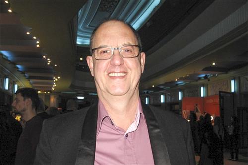 图8:二零二零年一月二十五日晚,英格兰南海岸一家管理咨询服务公司首席执行长朱莉·范·伦斯堡(Jurie Van Remsburg)在伦敦Eventim Apollo剧院观看神韵。