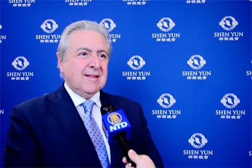 图9:二零二零年一月二十二日晚,意大利热那亚法院上诉法院法官马里奥·图托本(Mario Tuttobene),观看了美国神韵巡回艺术团在热那亚的国家大剧院卡洛·费利切剧院(GENOVA Teatro Carlo Felice)的演出。