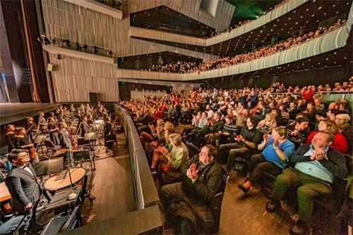 '图2:二零二零年二月四日至六日,神韵巡回艺术团在“欧洲文化之都”比利时的布鲁日上演四场演出,场场大爆满。图为四日首场演出的盛况。'