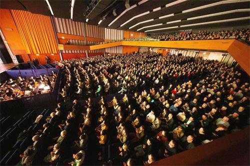 '图4:二零二零年二月八日是元宵节,神韵新纪元艺术团在美国康涅狄格州首府哈特福德市(Hartford)的布什耐尔剧院(HARTFORD The Bushnell – The William H. Mortensen Hall)的演出爆满,主流精英观众慕名观赏。'