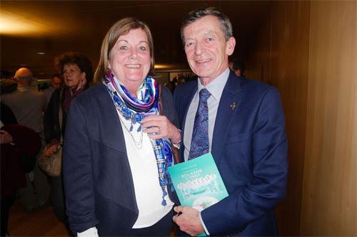 '图5:二零二零年二月六日晚,比利时贵族帕特里克·德·莫蒂埃(Patrick de Mortier)与太太凯瑟琳(Catherine)在比利时布鲁日艺术中心观看了神韵演出。'