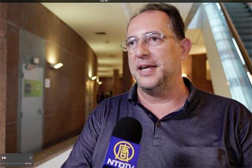 '图6:巴西资深作曲兼指挥家罗德里戈·维塔(Rodrigo Vitta)观赏了神韵国际艺术团在巴西圣保罗的演出后,盛赞神韵中西合璧的音乐非常完美。'