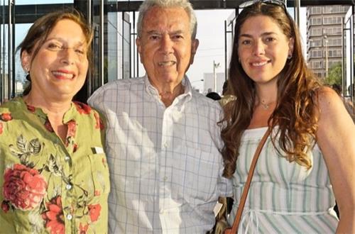 '图7:二零二零年二月八日,担任大学设计学院时尚设计及管理项目总监的卡拉·贝多亚(Carla Bedoya)与父亲卡洛斯·贝多亚(Carlos Bedoya)及母亲玛丽亚·特蕾莎·贝多亚(MaríaTeresa Bedoya)一同观赏了神韵国际艺术团在秘鲁利马国家大剧院的演出。他们敬佩神韵的艺术造诣动人心扉。'