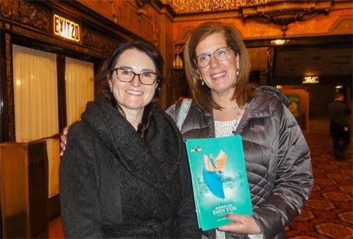 '图11:e-Cycle环境服务公司总裁兼首席营运官珍妮弗·迈尔斯(Jennifer Myers)和朋友观赏了神韵演出后表示,“神韵演出非常精彩”。'