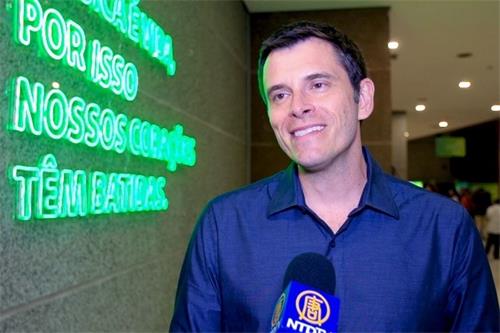 '图12:古斯塔沃·塞巴西(Gustavo Cerbasi)说:“当我听说神韵演出后我就希望来观赏演出。”'