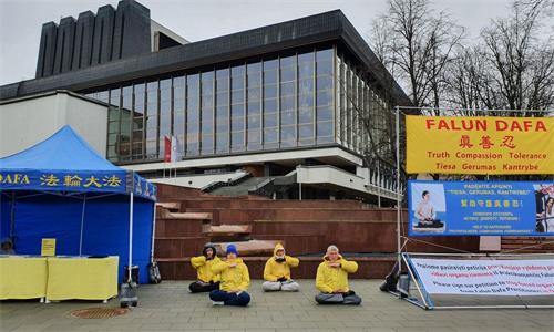 '图1:法轮功学员展示五套功法'