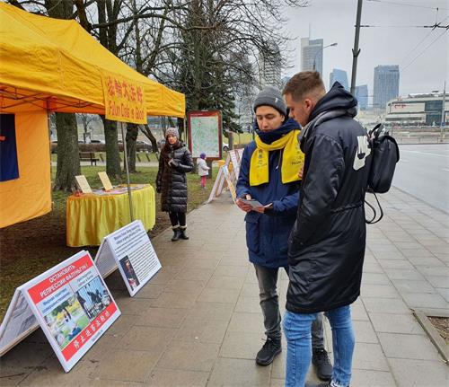 '图2~4:法轮功学员为立陶宛民众讲真相'