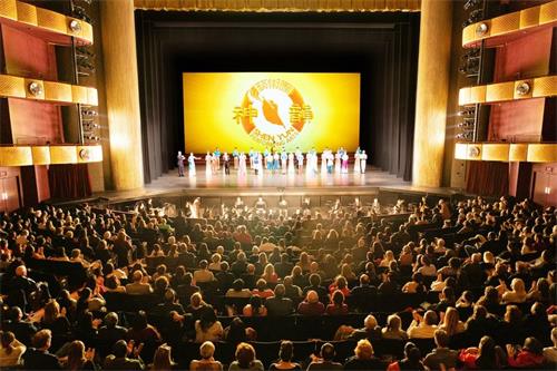 '图4：二零二零年三月八日，神韵艺术团在纽约林肯中心大卫寇克剧院演出吸引各界精英前来观赏。有观众表示：“舞蹈所传达的信息很美丽，令人惊叹，给人带来希望。”'