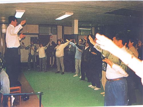 '图2:师父在传法班上教学员炼功'