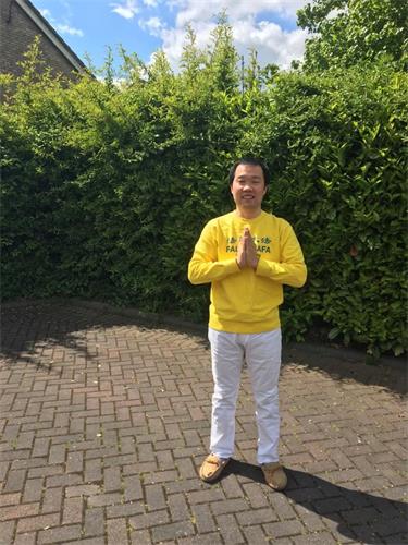 '图2:在英格兰东部从事数据科学工作的法轮功学员杨笑展双手合十表心声:“谢谢师尊,恭祝师尊生日快乐!”'