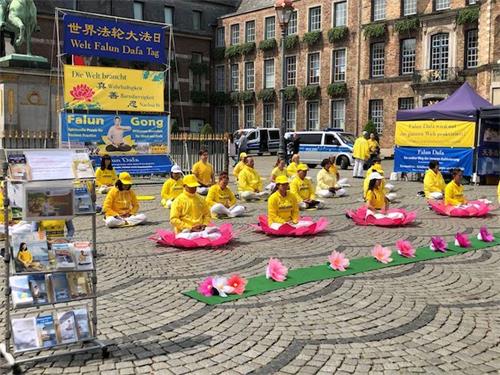 '图2~4:法轮功学员演示功法'