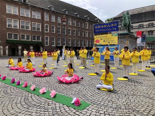 '图5:杜塞尔多夫及周边地区的法轮功学员合十谢师恩'