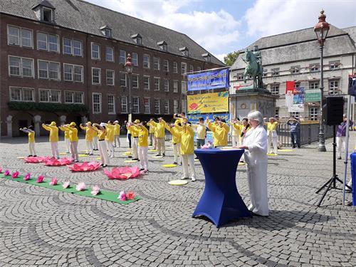 '图11:法轮功学员现场演讲'