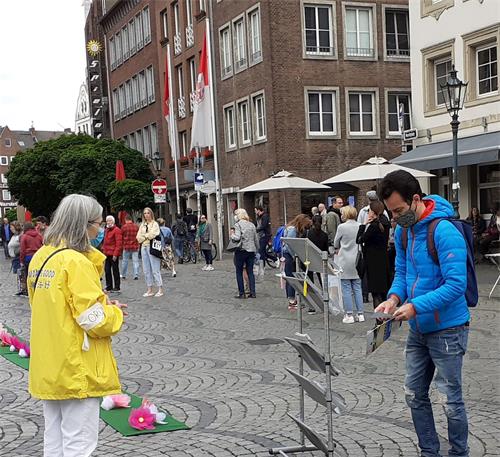 '图12~13:路人主动取真相材料'