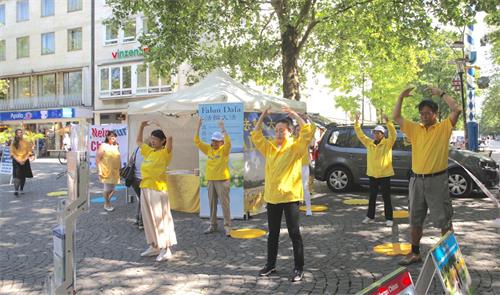 '图6：法轮功学员展示功法'