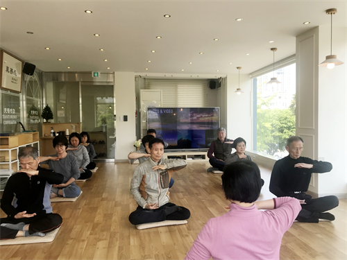 图1:四月上午九讲班中,新入门的学员在学炼第五套功法——神通加持法。