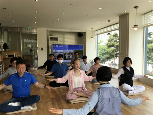 图3:五月的九讲班中,新入门的学员在学炼第五套功法——神通加持法。