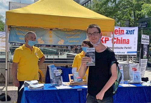 '图11:姜·杜斯特在信息台签名反对活摘器官'