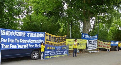 '图8～10：二零二零年七月二十日，部份丹麦法轮功学员来到中共驻丹麦大使馆前呼吁制止迫害，并规劝领馆人员为自己和家人获得平安，退出中共邪<span