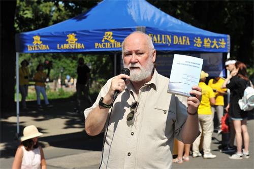 '图5：前国会议员彼得·辛普森向人们介绍<span