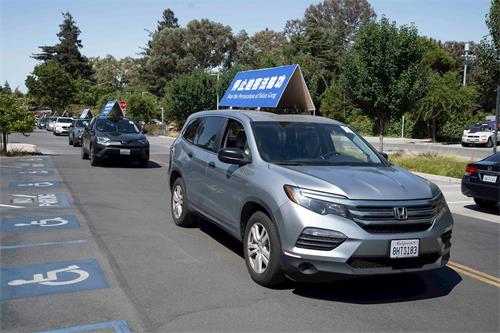 '图3：法轮功真相车队从公园出发'