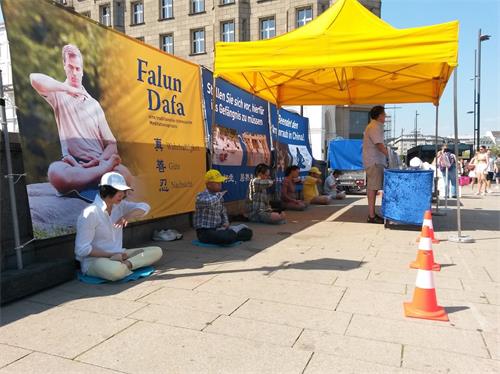 '图1:2020年8月15日,法轮功学员在汉堡处女堤(Jungfernstieg)的里斯坝桥Reesendammbrücke上演示功法'