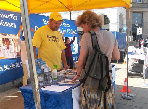 '图2~5:路人了解法轮大法和中共对法轮功迫害的真相'
