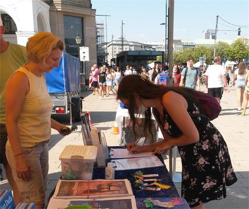 '图10~13:人们为反迫害签名'