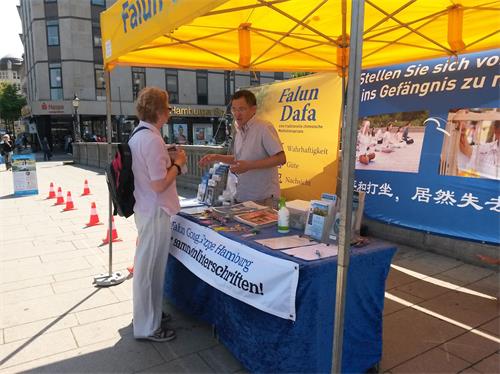 '图14:伊娃谴责中共的罪行'