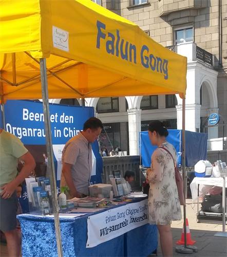 '图16:这位生活在德国的中国女士告诉学员,自己的父亲因为信仰法轮大法而被中共关押'