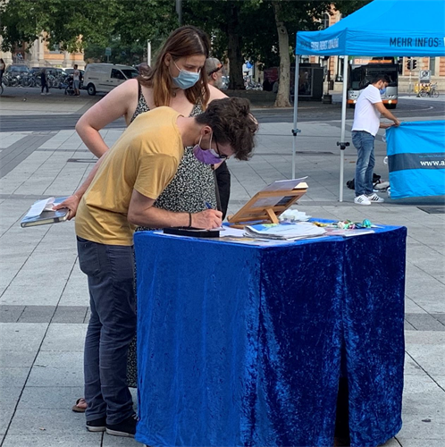 '图6~8:民众在反对中共活摘器官的请愿书上签名'