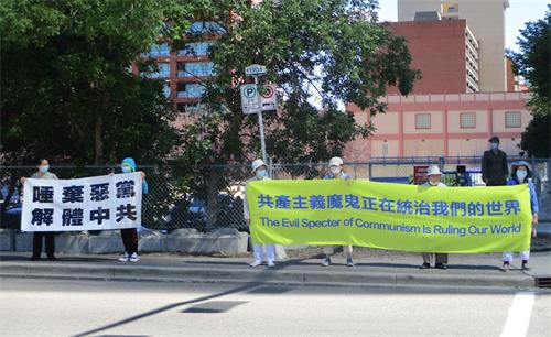 '图2～4：民众在卡城市中心路口展开退<span