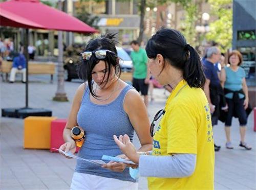 '图4~5:法轮功学员向路人讲真相。'