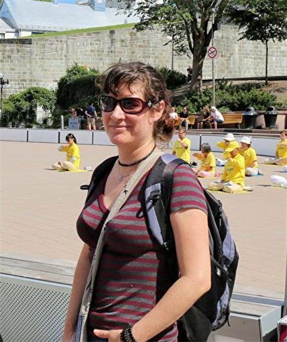 '图8:维罗尼克·罗艾尔(Véronique Ruel)鼓励法轮功学员,“你们的抗争就是我们的抗争”,世界站在法轮功学员这一边。'