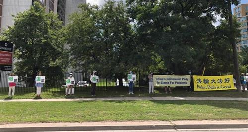 '图8～9：法轮功学员在汽车游行队伍经过的十字路口打起了声援“退<span